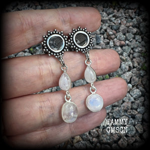 These earrings have been made with beautiful transluscent rainbow moonstone gemstones, are light weight weighing approx 5 grams each and measure approx 5cms from tip to tip.  This pair has been made with 0 gauge (8mm) gauge ornate surgical steel screw fit tunnels, for stretched lobes.