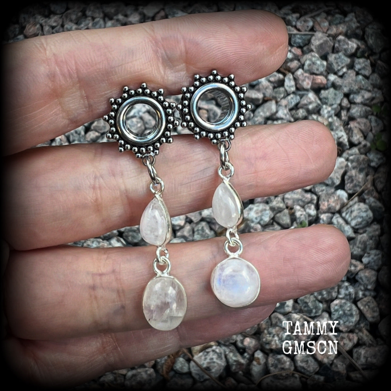 These earrings have been made with beautiful transluscent rainbow moonstone gemstones, are light weight weighing approx 5 grams each and measure approx 5cms from tip to tip.  This pair has been made with 0 gauge (8mm) gauge ornate surgical steel screw fit tunnels, for stretched lobes.