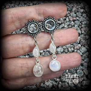 These earrings have been made with beautiful transluscent rainbow moonstone gemstones, are light weight weighing approx 5 grams each and measure approx 5cms from tip to tip.  This pair has been made with 0 gauge (8mm) gauge ornate surgical steel screw fit tunnels, for stretched lobes.