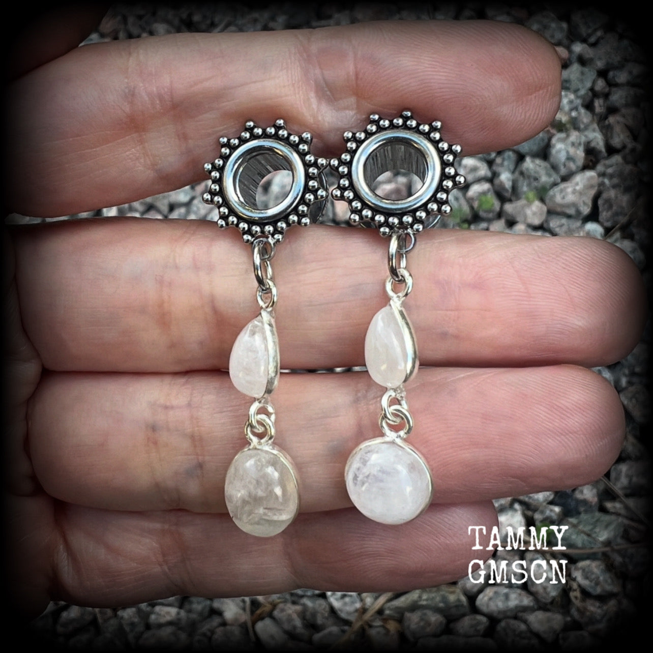 These earrings have been made with beautiful transluscent rainbow moonstone gemstones, are light weight weighing approx 5 grams each and measure approx 5cms from tip to tip.  This pair has been made with 0 gauge (8mm) gauge ornate surgical steel screw fit tunnels, for stretched lobes.