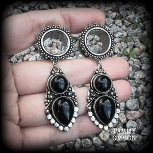 These gorgeous tunnel earrings have been made with beautiful pitch black onyx gemstones in a gorgeous boho antique silver setting, with 5/8" gauge (16mm) ornate surgical steel screw fit tunnels.  These earrings are not too heavy, weighing approx 13 grams each and measure just under 7 cms from tip to tip.