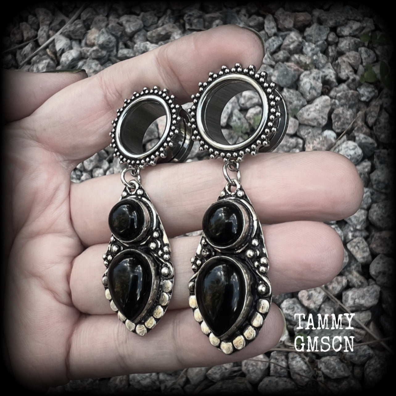 These gorgeous tunnel earrings have been made with beautiful pitch black onyx gemstones in a gorgeous boho antique silver setting, with 5/8" gauge (16mm) ornate surgical steel screw fit tunnels.  These earrings are not too heavy, weighing approx 13 grams each and measure just under 7 cms from tip to tip.
