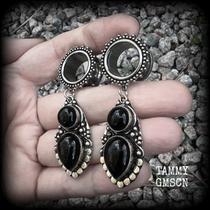These gorgeous tunnel earrings have been made with beautiful pitch black onyx gemstones in a gorgeous boho antique silver setting, with 5/8" gauge (16mm) ornate surgical steel screw fit tunnels.  These earrings are not too heavy, weighing approx 13 grams each and measure just under 7 cms from tip to tip.