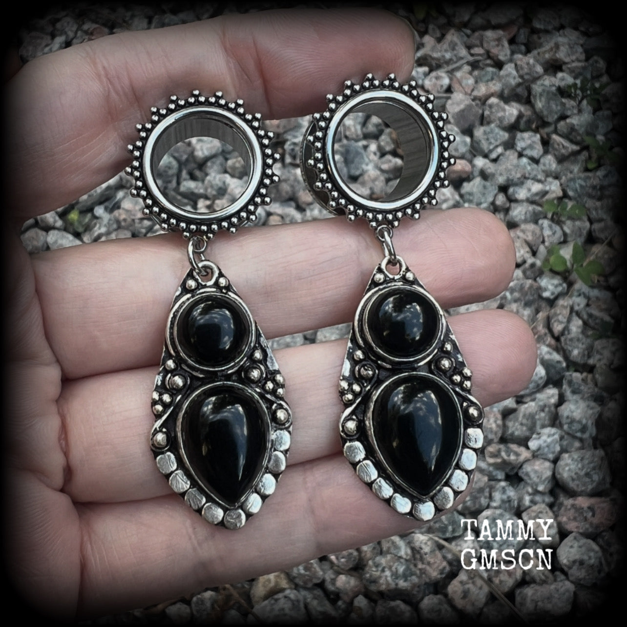 These gorgeous tunnel earrings have been made with beautiful pitch black onyx gemstones in a gorgeous boho antique silver setting, with 5/8" gauge (16mm) ornate surgical steel screw fit tunnels.  These earrings are not too heavy, weighing approx 13 grams each and measure just under 7 cms from tip to tip.