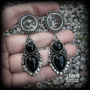 These gorgeous tunnel earrings have been made with beautiful pitch black onyx gemstones in a gorgeous boho antique silver setting, with 5/8" gauge (16mm) ornate surgical steel screw fit tunnels.  These earrings are not too heavy, weighing approx 13 grams each and measure just under 7 cms from tip to tip.