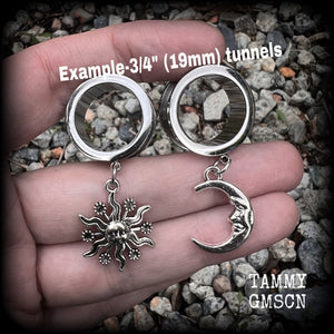 These gorgeous folk horror inspired tunnels feature antique silver crescent moon and esoteric sun charms, are super light weight at just 5 grams each and measure just over 4 cms from tip to tip.

This pair has been made with 3/4 gauge (19mm) surgical steel screw fit tunnels-for stretched lobes.