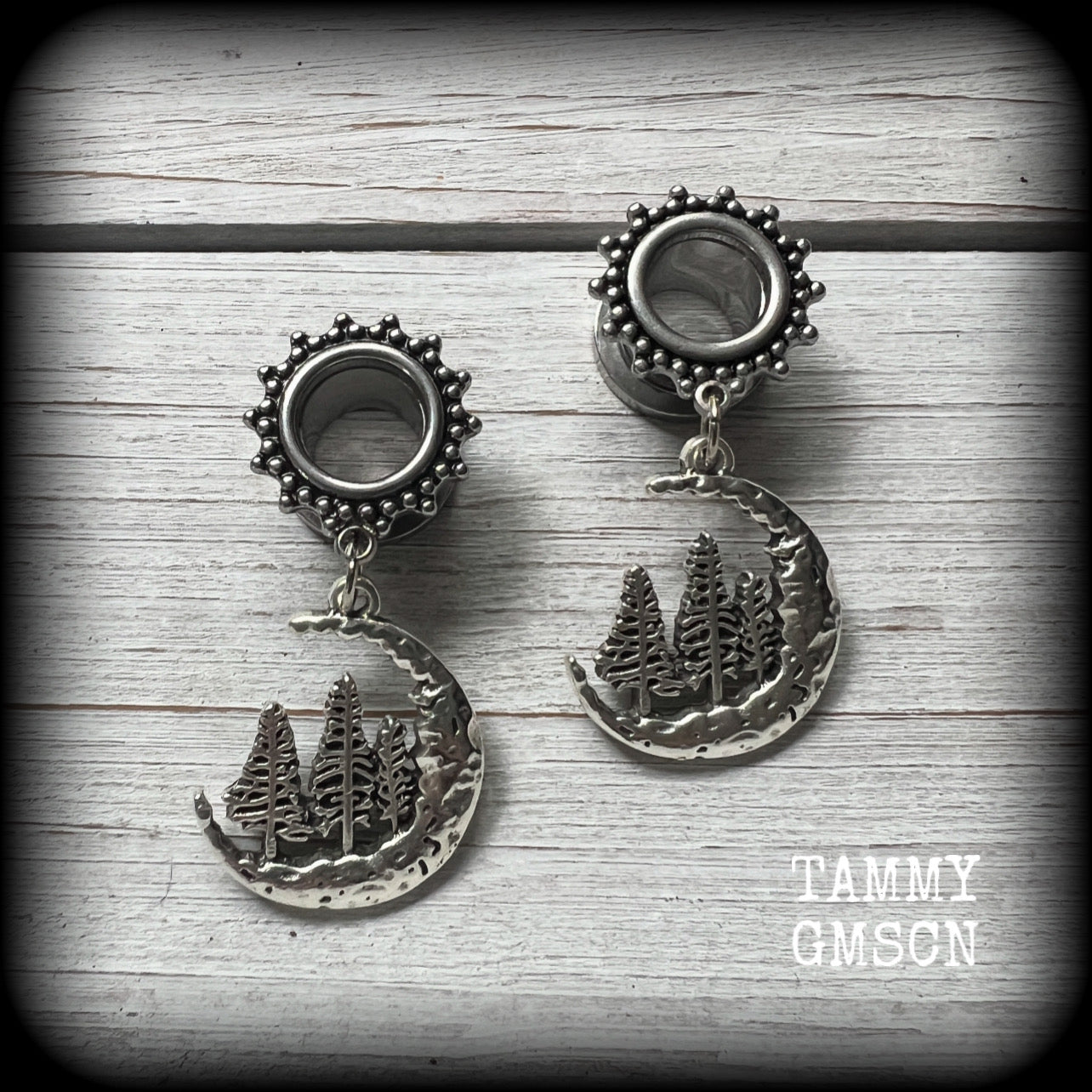 These gorgeous tunnels have been made with antique silver crescent moon and fir tree charms, are lovely and light weight, weighing in at 6 grams each and measure 4 cms from tip to tip.

This pair have been with 00 gauge (10mm) surgical steel ornate screw fit tunnels-for stretched lobes.