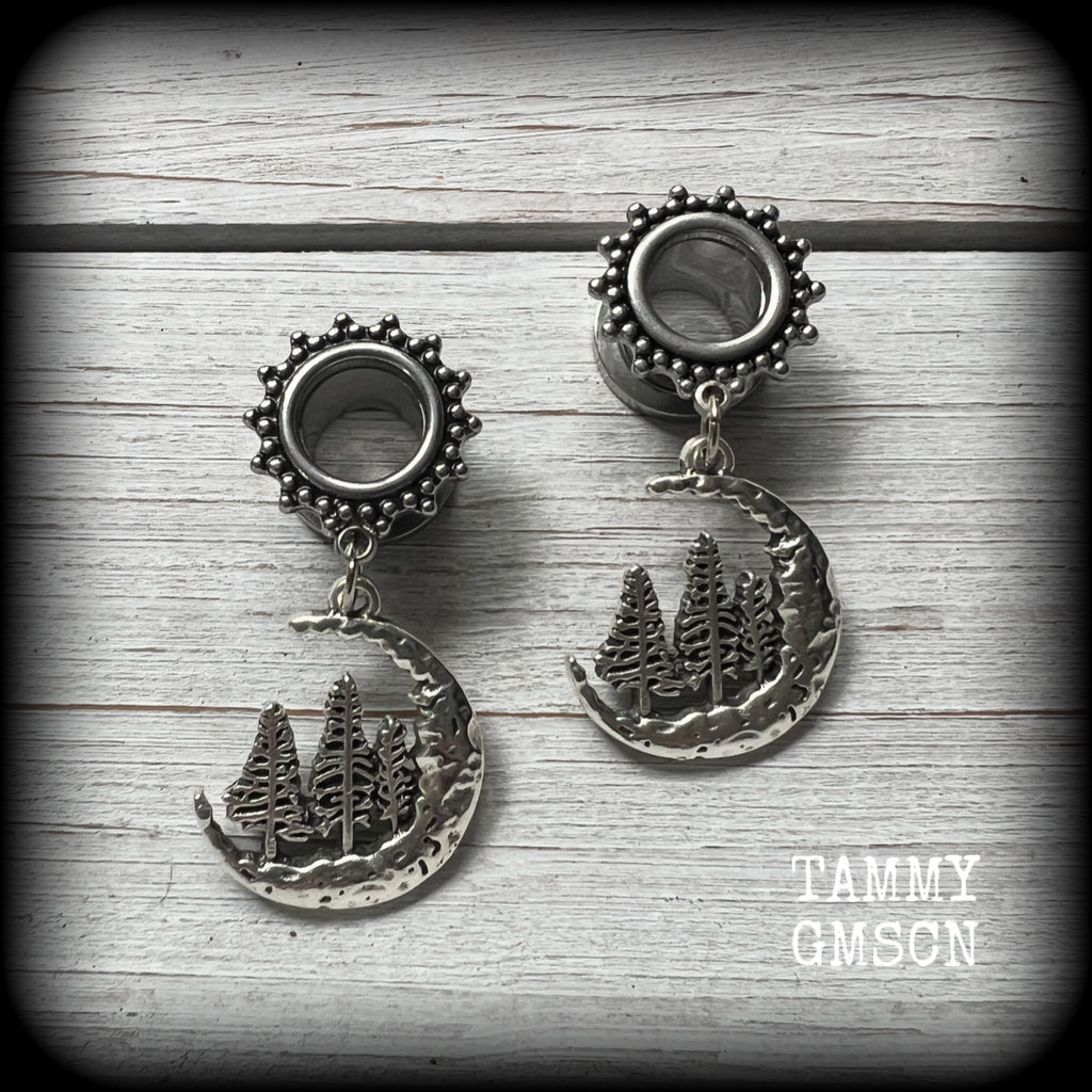 These gorgeous tunnels have been made with antique silver crescent moon and fir tree charms, are lovely and light weight, weighing in at 6 grams each and measure 4 cms from tip to tip.

This pair have been with 00 gauge (10mm) surgical steel ornate screw fit tunnels-for stretched lobes.