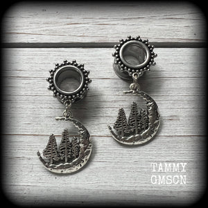 These gorgeous tunnels have been made with antique silver crescent moon and fir tree charms, are lovely and light weight, weighing in at 6 grams each and measure 4 cms from tip to tip.

This pair have been with 00 gauge (10mm) surgical steel ornate screw fit tunnels-for stretched lobes.