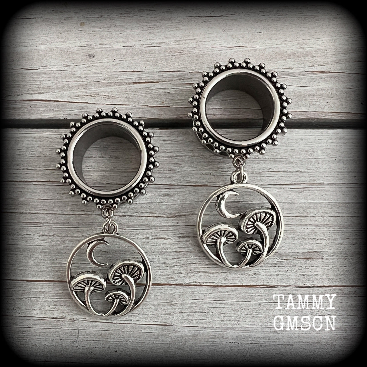 These gorgeous fairycore tunnels have been made with antique silver crescent moon and mushroom charms, are lovely and light weight, weighing in at 9 grams each and measure 5 cms from tip to tip.

This pair have been with 5/8” gauge (16mm) surgical steel ornate screw fit tunnels-for stretched lobes.