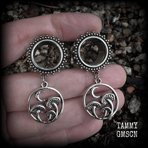 These gorgeous fairycore tunnels have been made with antique silver crescent moon and mushroom charms, are lovely and light weight, weighing in at 9 grams each and measure 5 cms from tip to tip.

This pair have been with 5/8” gauge (16mm) surgical steel ornate screw fit tunnels-for stretched lobes.
