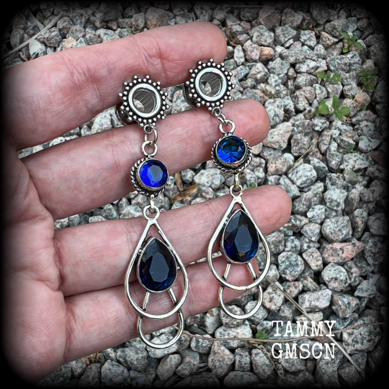 These gorgeous boho tunnel earrings have been made with beautiful blue topaz gemstones in an antique silver setting, are light weight-weighing approx 9 grams each and measure just over 6cms from tip to tip.

These tunnel dangles have been made with 0  gauge (8mm) ornate stainless steel screw fit tunnels.
