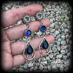 These gorgeous boho tunnel earrings have been made with beautiful blue topaz gemstones in an antique silver setting, are light weight-weighing approx 9 grams each and measure just over 6cms from tip to tip.

These tunnel dangles have been made with 0  gauge (8mm) ornate stainless steel screw fit tunnels.
