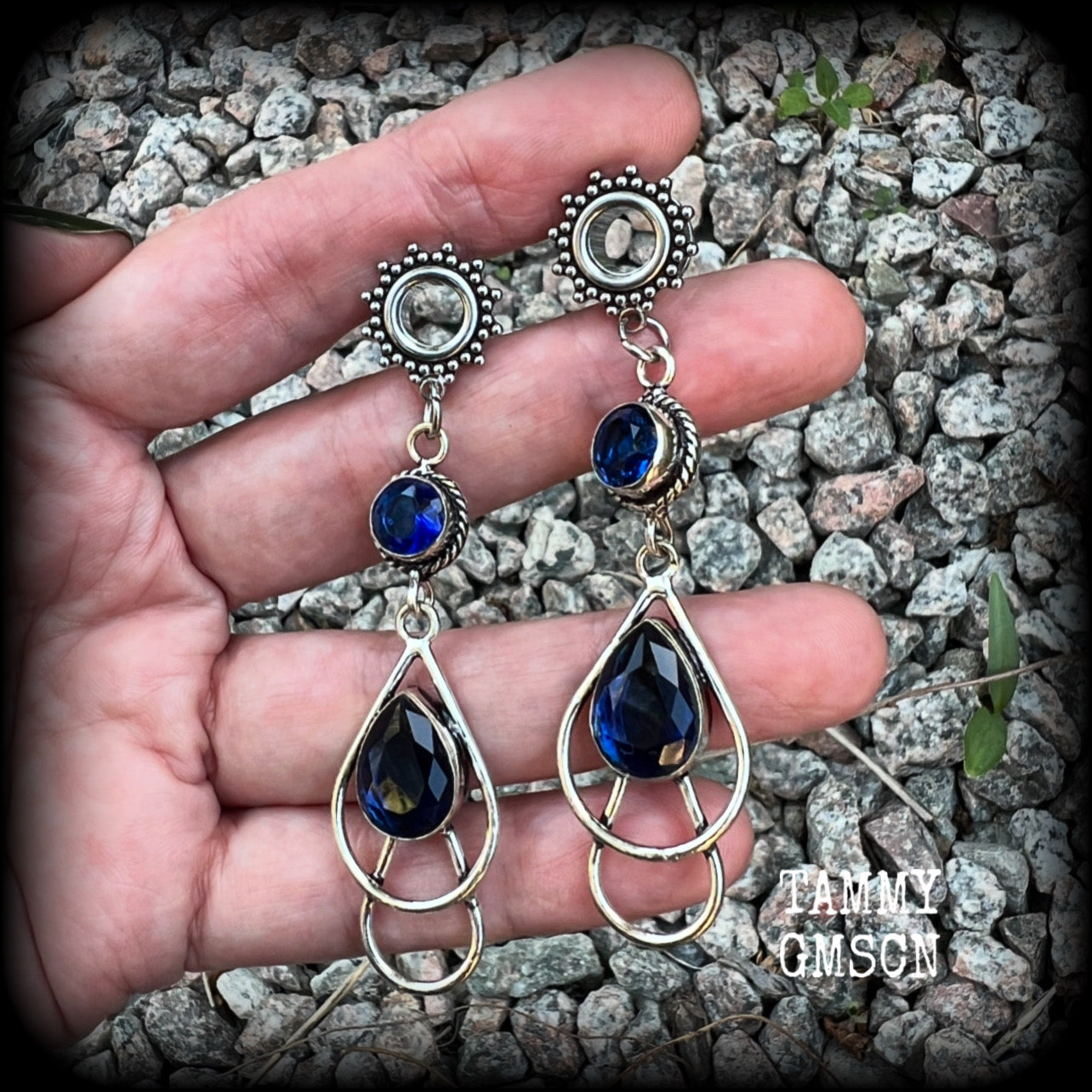 These gorgeous boho tunnel earrings have been made with beautiful blue topaz gemstones in an antique silver setting, are light weight-weighing approx 9 grams each and measure just over 6cms from tip to tip.

These tunnel dangles have been made with 0  gauge (8mm) ornate stainless steel screw fit tunnels.

