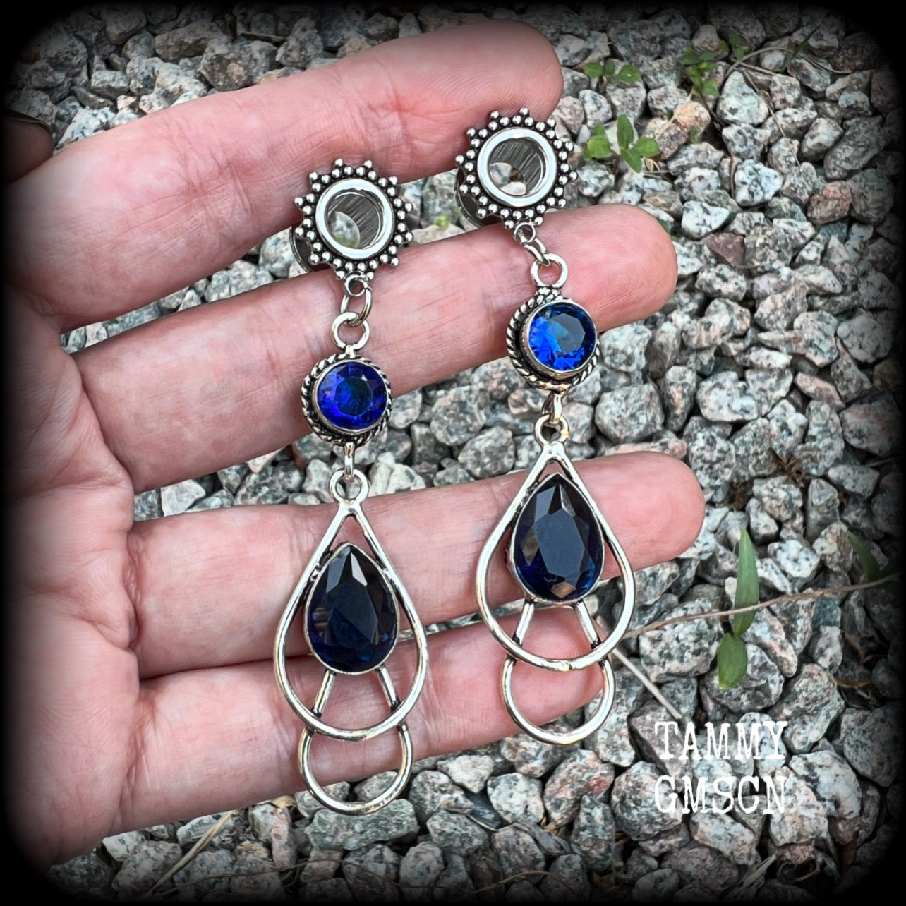 These gorgeous boho tunnel earrings have been made with beautiful blue topaz gemstones in an antique silver setting, are light weight-weighing approx 9 grams each and measure just over 6cms from tip to tip.

These tunnel dangles have been made with 0  gauge (8mm) ornate stainless steel screw fit tunnels.
