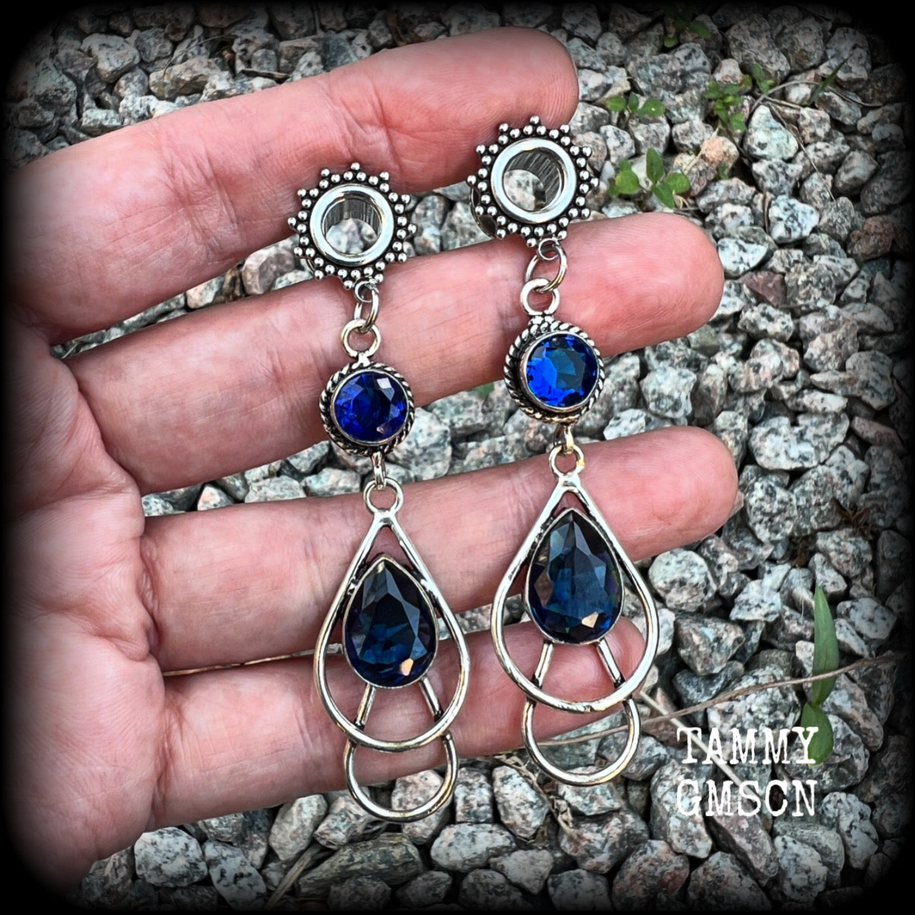 These gorgeous boho tunnel earrings have been made with beautiful blue topaz gemstones in an antique silver setting, are light weight-weighing approx 9 grams each and measure just over 6cms from tip to tip.

These tunnel dangles have been made with 0  gauge (8mm) ornate stainless steel screw fit tunnels.

