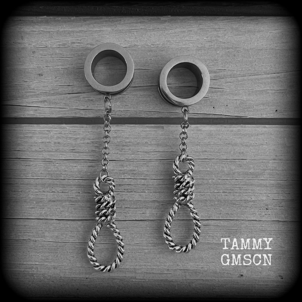 These awesome tunnel dangles feature classic antique silver hangmans nooses dangling from differing lengths of stainless steel chain, weighing only 11 grams each and measuring 9cms from tip to tip.

This pair has made on 5/8" (16mm) gauge standard surgical steel screw fit tunnels.