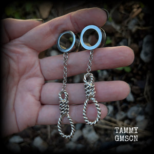 These awesome tunnel dangles feature classic antique silver hangmans nooses dangling from differing lengths of stainless steel chain, weighing only 11 grams each and measuring 9cms from tip to tip.

This pair has made on 5/8" (16mm) gauge standard surgical steel screw fit tunnels.