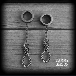 These awesome tunnel dangles feature classic antique silver hangmans nooses dangling from differing lengths of stainless steel chain, weighing only 11 grams each and measuring 9cms from tip to tip.

This pair has made on 5/8" (16mm) gauge standard surgical steel screw fit tunnels.
