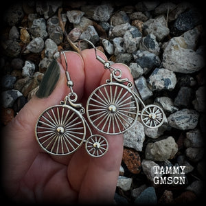 These adorably quirky Victorian era 'Penny Farthing' earrings are too cute!! Measuring in at just under 5cms from tip to tip, these adorable earrings are also lightweight, weighing only a few grams each.  This pair has been made on stainless steel french hooks, for pierced ears.