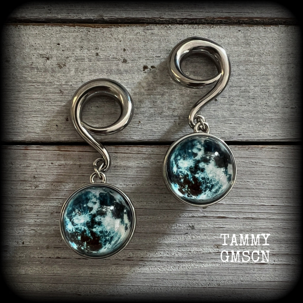 These gorgeous earrings feature a full moon globe (double sided as shown in photo examples) and measuring approx 6cms from top to bottom, these earrings weigh approx. 21 grams a piece.

This pair have been made on 2 gauge (6mm) surgical steel full curls, to be worn in stretched lobes.
