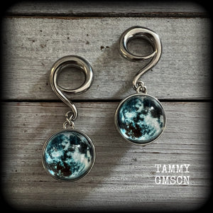 These gorgeous earrings feature a full moon globe (double sided as shown in photo examples) and measuring approx 6cms from top to bottom, these earrings weigh approx. 21 grams a piece.

This pair have been made on 2 gauge (6mm) surgical steel full curls, to be worn in stretched lobes.