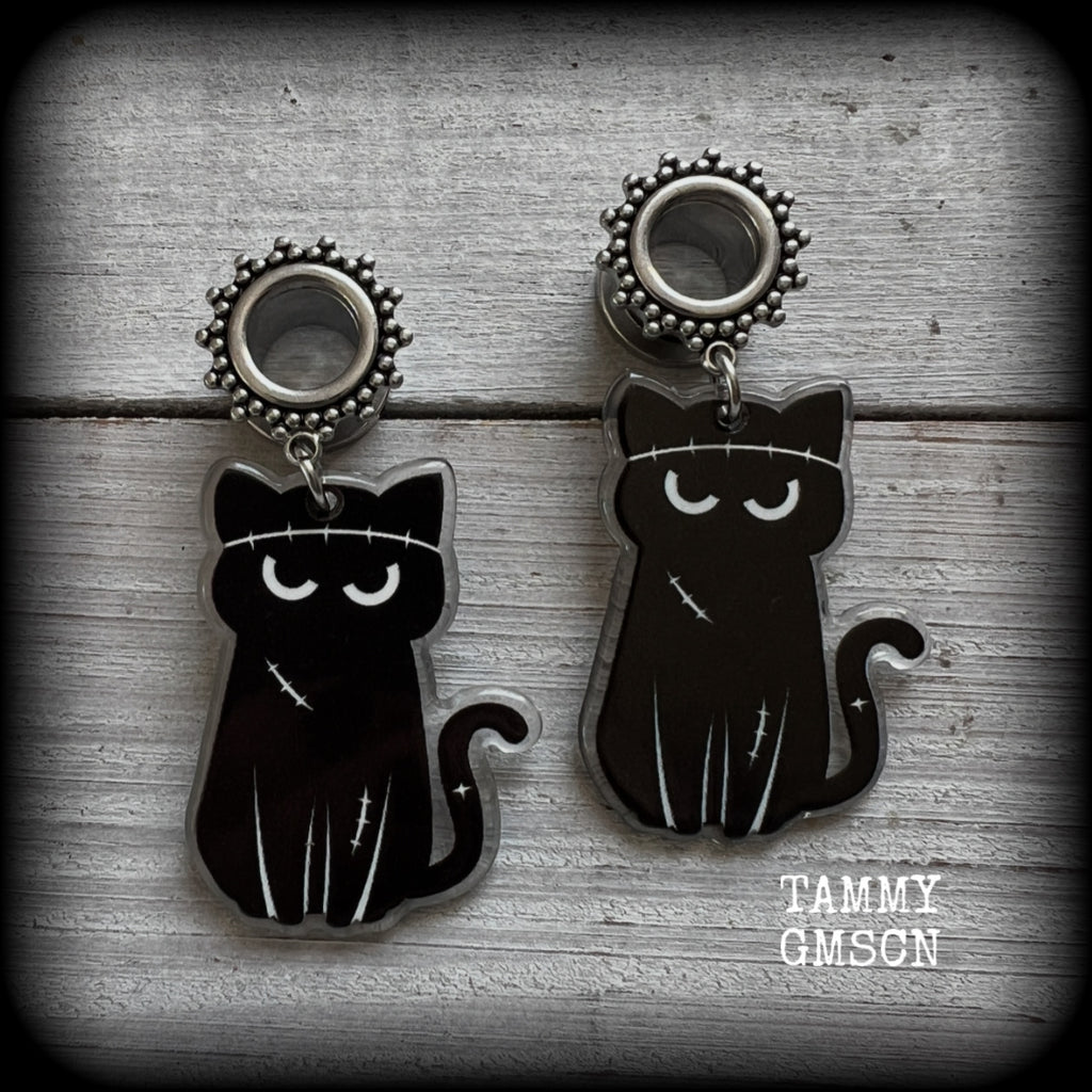 These gorgeous spooky Zombie kitty halloween tunnels are too cute!! Measuring approx 7 cms from tip to tip, these earrings are nice and dangly, and nice and lightweight at only 8 grams each.

This pair has been made with 00 gauge (10mm) gauge ornate surgical steel screw fit tunnels- suitable for stretched lobes. 