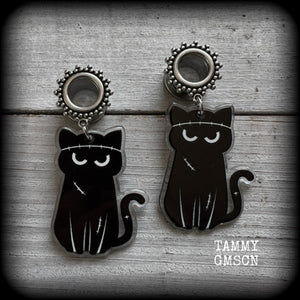 These gorgeous spooky Zombie kitty halloween tunnels are too cute!! Measuring approx 7 cms from tip to tip, these earrings are nice and dangly, and nice and lightweight at only 8 grams each.

This pair has been made with 00 gauge (10mm) gauge ornate surgical steel screw fit tunnels- suitable for stretched lobes. 