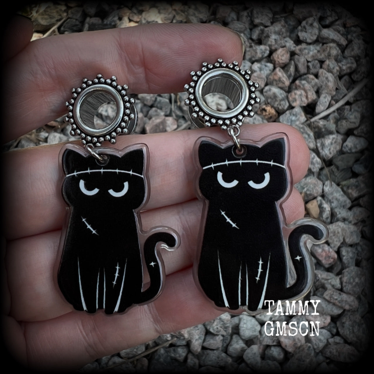 These gorgeous spooky Zombie kitty halloween tunnels are too cute!! Measuring approx 7 cms from tip to tip, these earrings are nice and dangly, and nice and lightweight at only 8 grams each.

This pair has been made with 00 gauge (10mm) gauge ornate surgical steel screw fit tunnels- suitable for stretched lobes. 