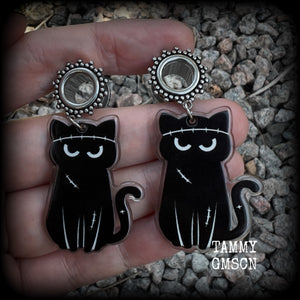 These gorgeous spooky Zombie kitty halloween tunnels are too cute!! Measuring approx 7 cms from tip to tip, these earrings are nice and dangly, and nice and lightweight at only 8 grams each.

This pair has been made with 00 gauge (10mm) gauge ornate surgical steel screw fit tunnels- suitable for stretched lobes. 