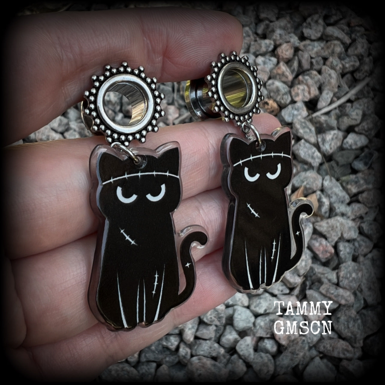 These gorgeous spooky Zombie kitty halloween tunnels are too cute!! Measuring approx 7 cms from tip to tip, these earrings are nice and dangly, and nice and lightweight at only 8 grams each.

This pair has been made with 00 gauge (10mm) gauge ornate surgical steel screw fit tunnels- suitable for stretched lobes. 