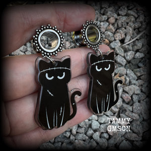 These gorgeous spooky Zombie kitty halloween tunnels are too cute!! Measuring approx 7 cms from tip to tip, these earrings are nice and dangly, and nice and lightweight at only 8 grams each.

This pair has been made with 00 gauge (10mm) gauge ornate surgical steel screw fit tunnels- suitable for stretched lobes. 