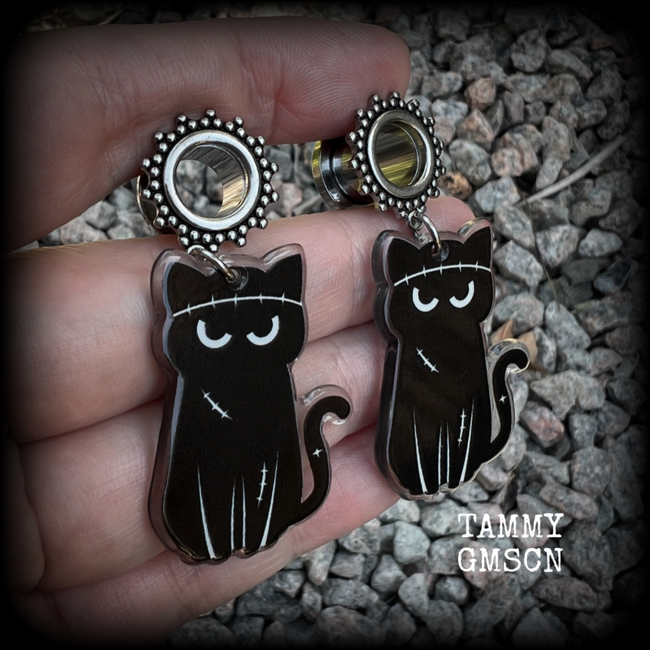 These gorgeous spooky Zombie kitty halloween tunnels are too cute!! Measuring approx 7 cms from tip to tip, these earrings are nice and dangly, and nice and lightweight at only 8 grams each.

This pair has been made with 00 gauge (10mm) gauge ornate surgical steel screw fit tunnels- suitable for stretched lobes. 