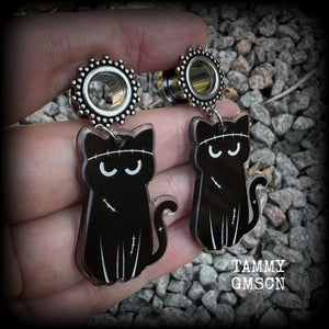 These gorgeous spooky Zombie kitty halloween tunnels are too cute!! Measuring approx 7 cms from tip to tip, these earrings are nice and dangly, and nice and lightweight at only 8 grams each.

This pair has been made with 00 gauge (10mm) gauge ornate surgical steel screw fit tunnels- suitable for stretched lobes. 