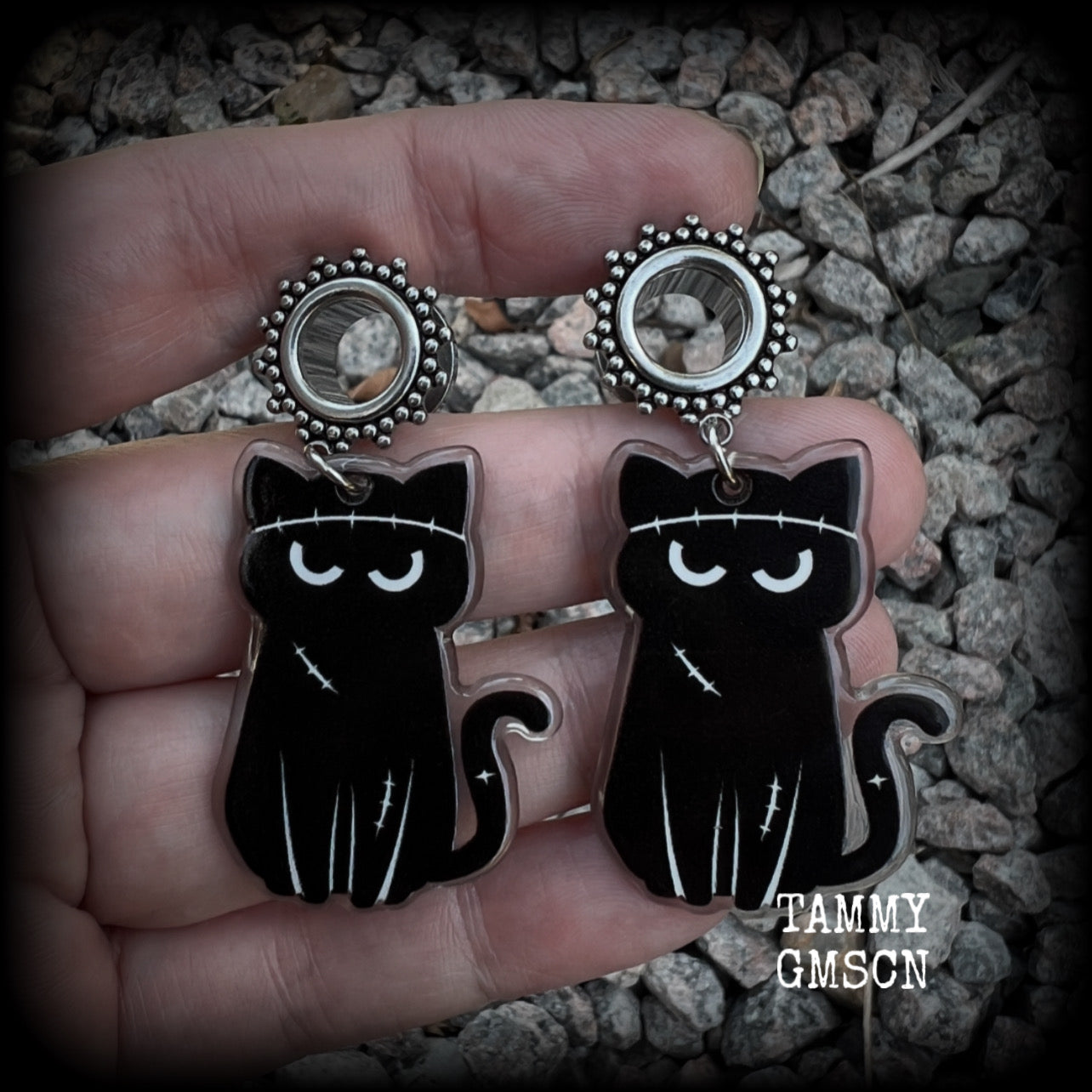 These gorgeous spooky Zombie kitty halloween tunnels are too cute!! Measuring approx 7 cms from tip to tip, these earrings are nice and dangly, and nice and lightweight at only 8 grams each.

This pair has been made with 00 gauge (10mm) gauge ornate surgical steel screw fit tunnels- suitable for stretched lobes. 