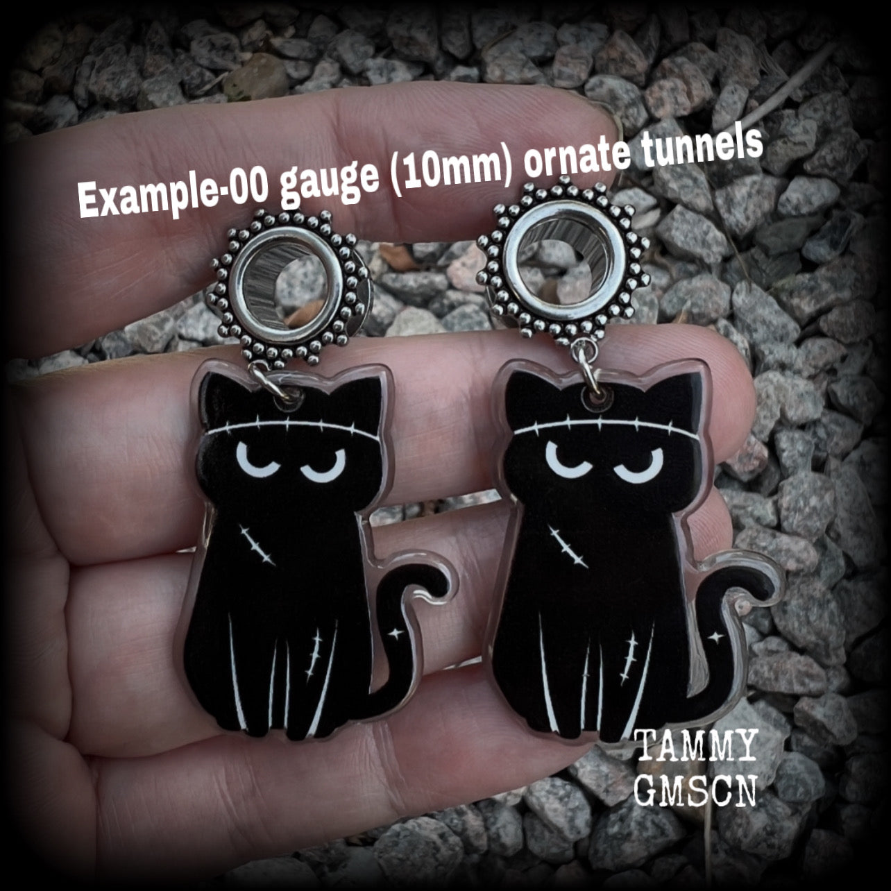 These gorgeous spooky Zombie kitty halloween tunnels are too cute!! Measuring approx 7 cms from tip to tip, these earrings are nice and dangly, and nice and lightweight at only 8 grams each.

This pair has been made with 00 gauge (10mm) gauge ornate surgical steel screw fit tunnels- suitable for stretched lobes. 