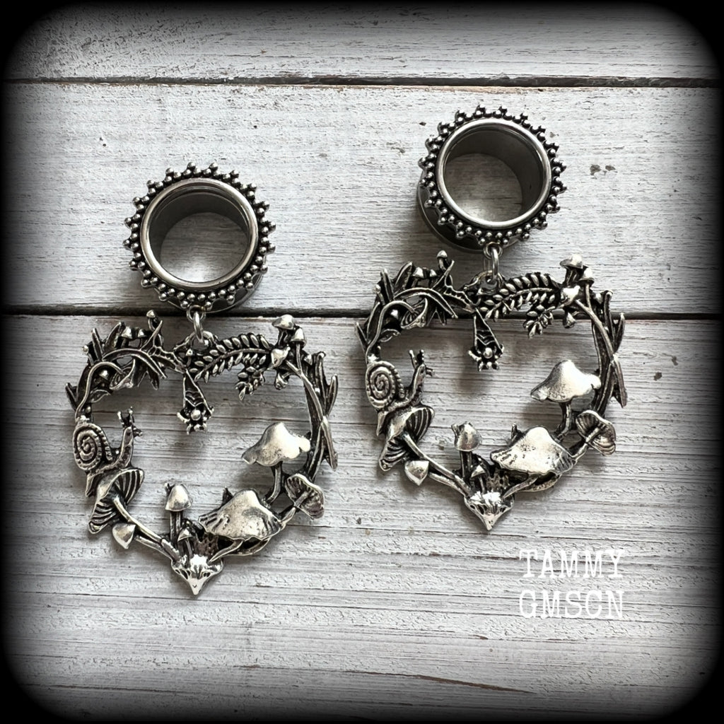 These awesome antique silver forest punk tunnel earrings are gorgeous!! 
Featuring a heart of ferns with snails, mushrooms and spiders, these earrings weigh approx 14 grams each, and measure in at 6.5 cms from tip to tip.

This pair have been made with 5/8” gauge (16mm) surgical steel screw fit ornate tunnels.