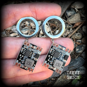 These awesome cyberpunk circuit board tunnel earrings measure just on 5 cms from tip to tip, and weigh approx 8 grams each, these are lovely and lightweight and not too dangly.

This pair has been made on 9/16” (14mm) surgical steel standard tunnels, suitable for stretched lobes.