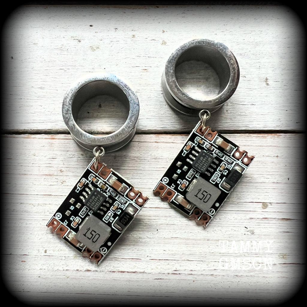 These awesome cyberpunk circuit board tunnel earrings measure just on 5 cms from tip to tip, and weigh approx 8 grams each, these are lovely and lightweight and not too dangly.

This pair has been made on 9/16” (14mm) surgical steel standard tunnels, suitable for stretched lobes.