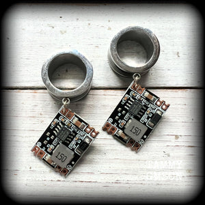These awesome cyberpunk circuit board tunnel earrings measure just on 5 cms from tip to tip, and weigh approx 8 grams each, these are lovely and lightweight and not too dangly.

This pair has been made on 9/16” (14mm) surgical steel standard tunnels, suitable for stretched lobes.