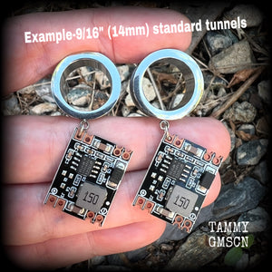 These awesome cyberpunk circuit board tunnel earrings measure just on 5 cms from tip to tip, and weigh approx 8 grams each, these are lovely and lightweight and not too dangly.

This pair has been made on 9/16” (14mm) surgical steel standard tunnels, suitable for stretched lobes.