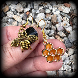 Bee earrings Honey bee earrings Bee jewelry Honey bee Carpenter bee Insect earrings Bug earrings Honeycomb earrings Honeycomb jewelry Hexagon earrings Geometric earrings Geometric body jewelry Cottagecore Fairycore Beehive Beehives Pierced ears Gauge