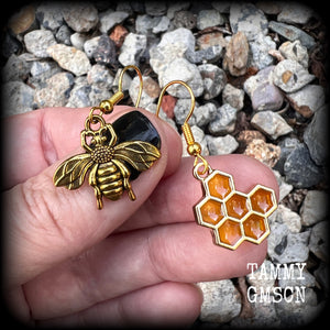 Bee earrings Honey bee earrings Bee jewelry Honey bee Carpenter bee Insect earrings Bug earrings Honeycomb earrings Honeycomb jewelry Hexagon earrings Geometric earrings Geometric body jewelry Cottagecore Fairycore Beehive Beehives Pierced ears Gauge