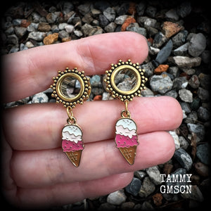 These adorable tunnel earrings feature cute ice cream cones, weighing only a few grams a piece, and measuring in at just over 4cms from tip to tip.

This pair has been made with 0 gauge (8mm) surgical steel screw fit tunnels, to be worn in stretched lobes.