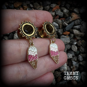 These adorable tunnel earrings feature cute ice cream cones, weighing only a few grams a piece, and measuring in at just over 4cms from tip to tip.

This pair has been made with 0 gauge (8mm) surgical steel screw fit tunnels, to be worn in stretched lobes.