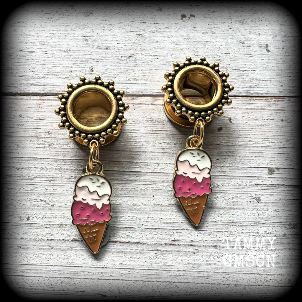 These adorable tunnel earrings feature cute ice cream cones, weighing only a few grams a piece, and measuring in at just over 4cms from tip to tip.

This pair has been made with 0 gauge (8mm) surgical steel screw fit tunnels, to be worn in stretched lobes.