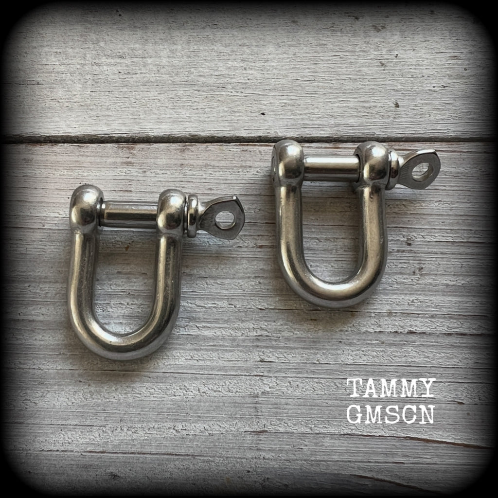 This listing is for one pair of stainless steel heavy duty industrial D shackles, weighing 15 grams a piece, and measuring 2.9cms from tip to tip.
These come complete with a pair of jump rings so all you have to do is add your own charms or pendants.