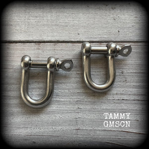 This listing is for one pair of stainless steel heavy duty industrial D shackles, weighing 15 grams a piece, and measuring 2.9cms from tip to tip.
These come complete with a pair of jump rings so all you have to do is add your own charms or pendants.