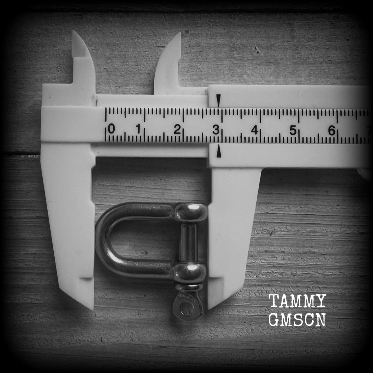 This listing is for one pair of stainless steel heavy duty industrial D shackles, weighing 15 grams a piece, and measuring 2.9cms from tip to tip.
These come complete with a pair of jump rings so all you have to do is add your own charms or pendants.