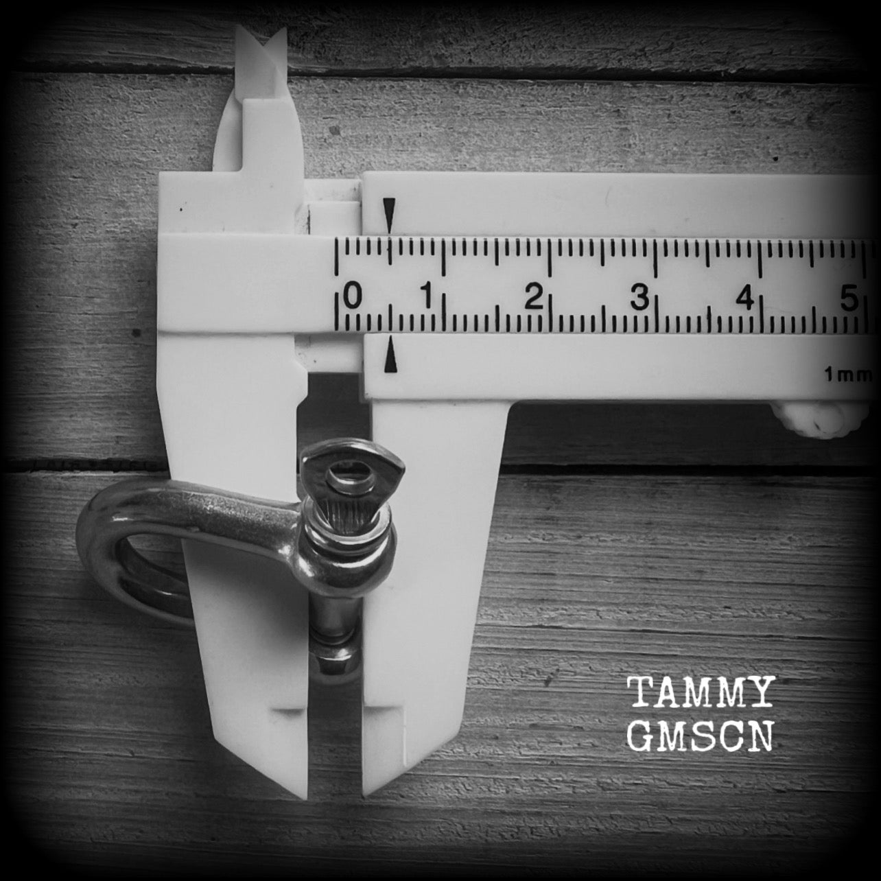 This listing is for one pair of stainless steel heavy duty industrial D shackles, weighing 15 grams a piece, and measuring 2.9cms from tip to tip.
These come complete with a pair of jump rings so all you have to do is add your own charms or pendants.